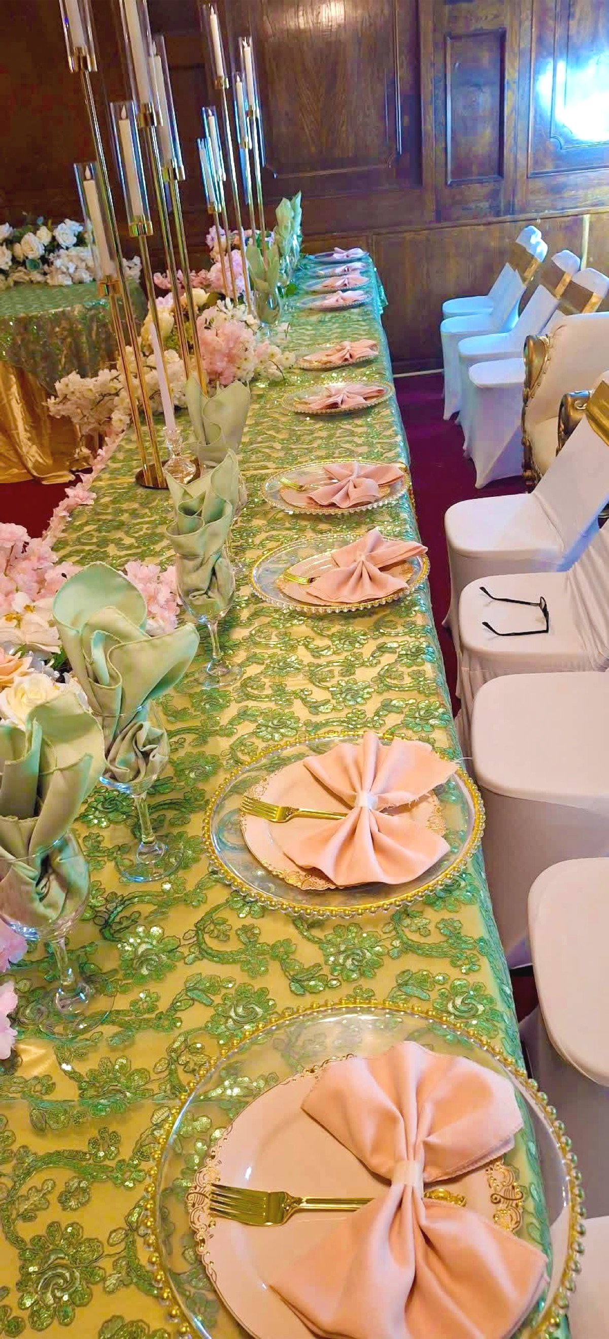 Mesa formal blush y dorado con candelabros