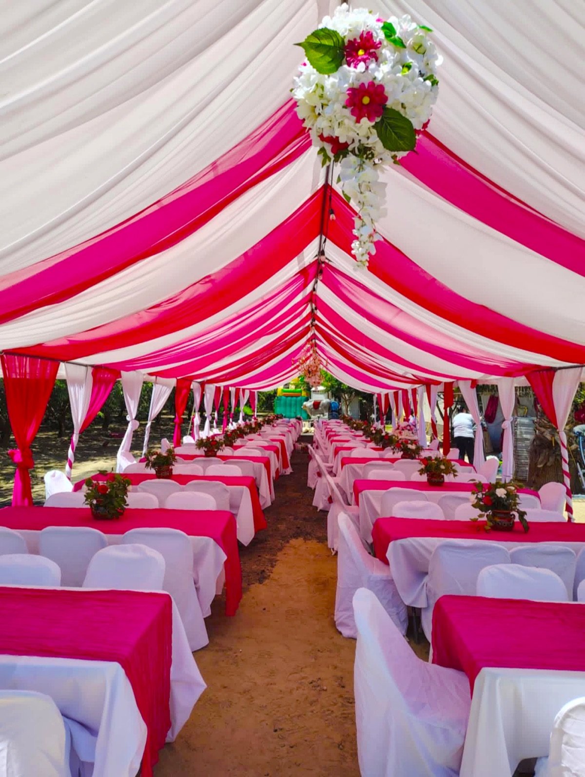 Carpa rosa y blanca para recepción al aire libre