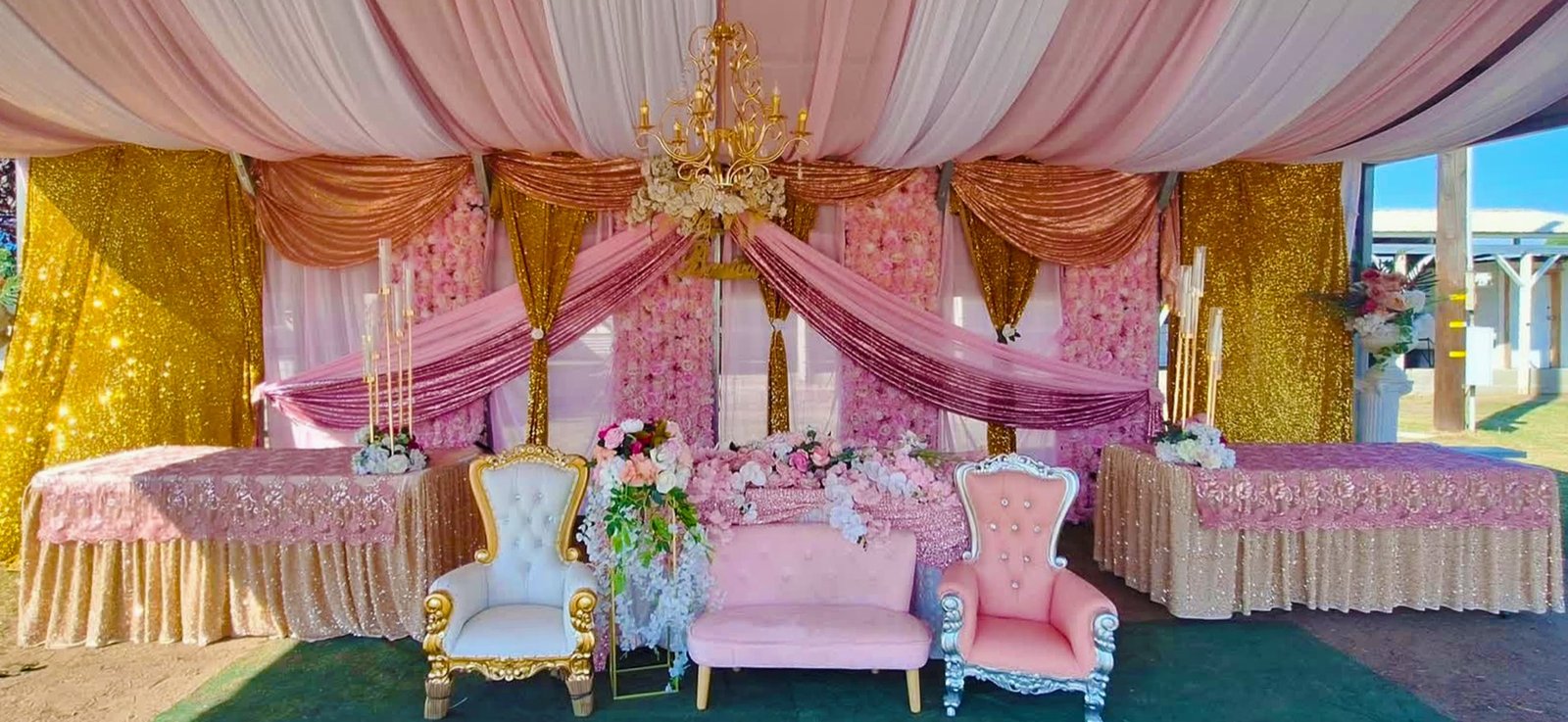 Backdrop pink y dorado con tronos para quinceañera