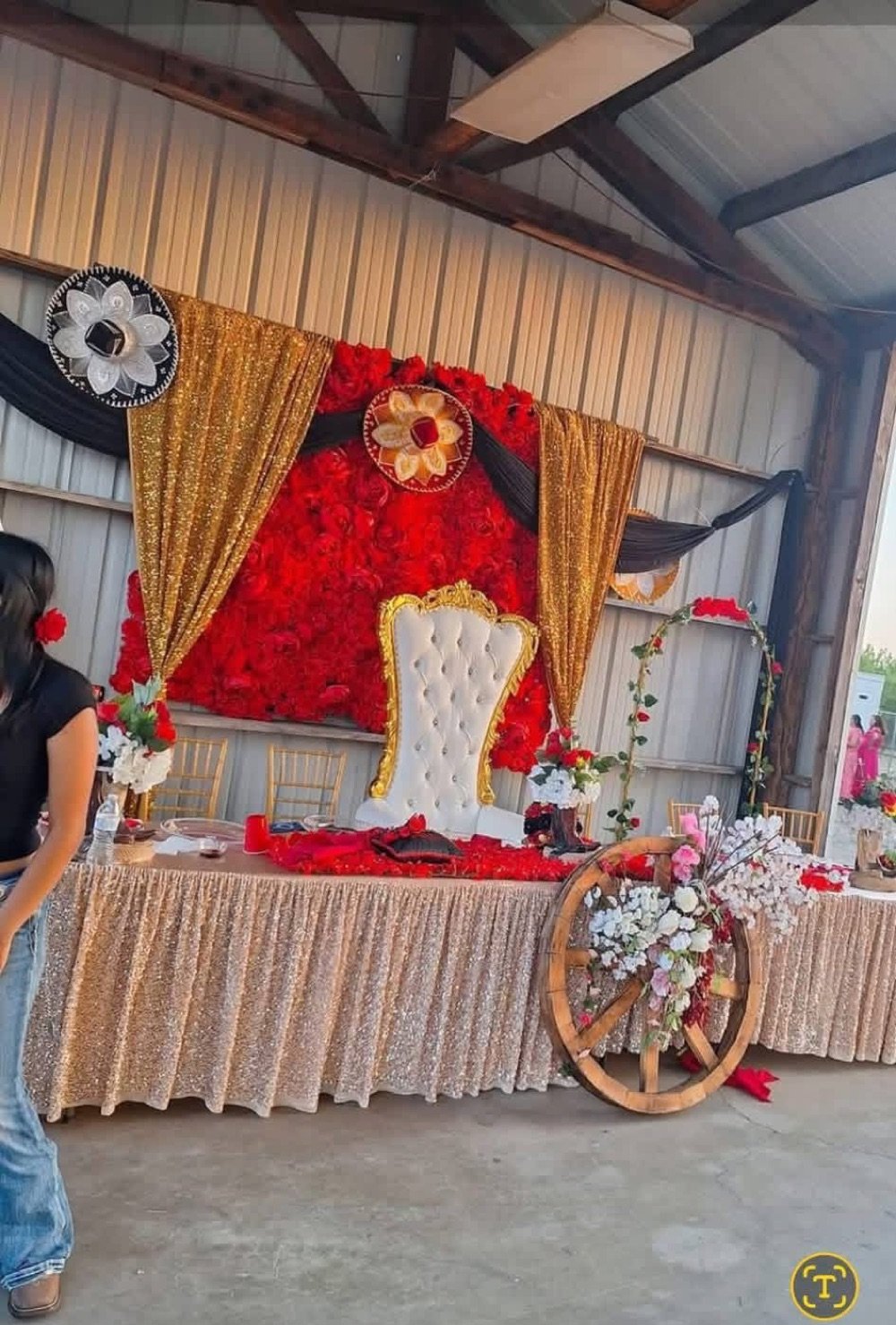 Quinceañera tradicional charra con pared de rosas rojas